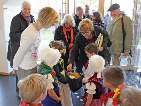 Das Evaluierungskommitee wurde von Kindern der WITAJ-Kita Malschwitz nach sorbischem Brauch mit Brot und Salz begrüßt. Foto: Bodo Hering