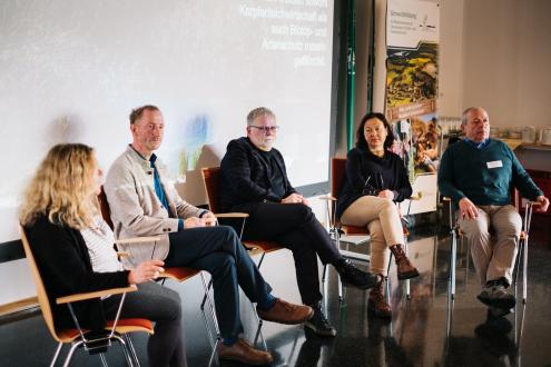 Auf dem sächsischen Podium des Workshops tauschten sich Behördenvertretungen und Teichwirte über die Förderrichtlinie Teichwirtschaft und Naturschutz 2023 aus. (Foto: Philipp Czapla, IfB).