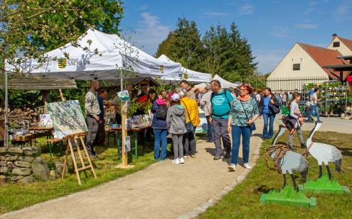 Gäste am Infostand der Biosphärenreservatsverwaltung zum 21. Deutsch-Sorbischen Frühjahrs-Naturmarkt (Foto: Bodo Hering)