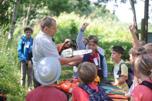 Revierleiter Holm Berger stellt die Werkzeuge eines Waldarbeiters vor. (Foto: Denis Henning, Förderverein für die Natur der Oberlausitzer Heide- und Teichlandschaft e.V.)