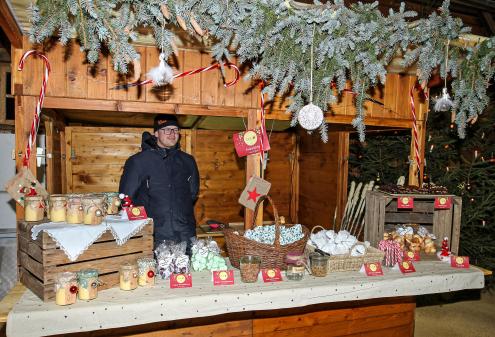 Erzeuger bieten regionale Köstlichkeiten an, Marktstand mit Produkten