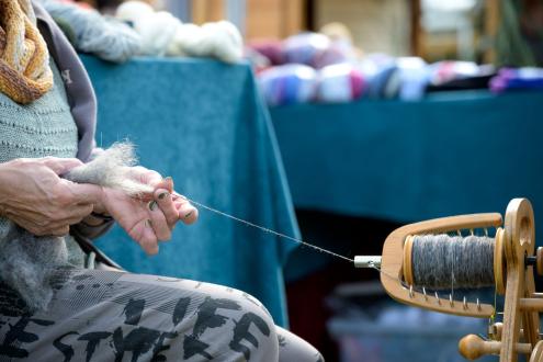 Foto (Karl Lorenz Richter): Alte Handwerkskünste, wie das Spinnen, wurden auf dem Markt vorgeführt.
