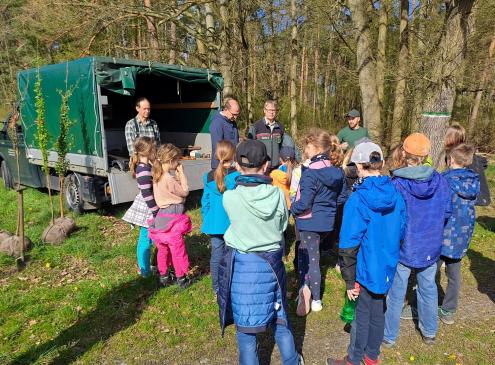 Schülerinnen und Schüler der Grundschule Kreba-Neudorf am Beginn der Baumpflanzaktion (Foto: Maik Metze)