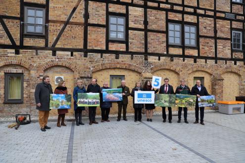 Repräsentatinnen und Repräsentanten der Projektpartner des Projektes UNESCO 5 mit Staatssekretärin Anja Boudon (MLUK Brandenburg), Prof. Dr. Maria Böhmer (Präsidentin Deutsche UNESCO-Kommission), Tadeusz Jędrzejczak (Wojewodschaft Lubuskie, Polen) und Staatsminister Wolfram Günther (SMEKUL) | Foto: Frank Stein