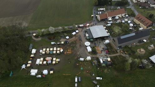 Zweimal jährlich finden die Deutsch-Sorbischen Naturmärkte auf dem Hof der Biosphärenreservatsverwaltung im Malschwitzer Ortsteil Wartha statt. (Foto: Karl Lorenz Richter)