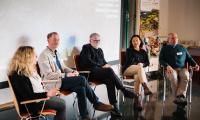 Auf dem sächsischen Podium des Workshops tauschten sich Behördenvertretungen und Teichwirte über die Förderrichtlinie Teichwirtschaft und Naturschutz 2023 aus. (Foto: Philipp Czapla, IfB).