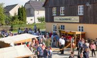 Einlass zum Deutsch-Sorbischen Naturmarkt in Wartha (Foto: Ralf M. Schreyer)