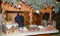 Erzeuger bieten regionale Köstlichkeiten an, Marktstand mit Produkten