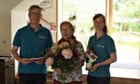 Die 200.000ste Besucherin im HAUS DER TAUSEND TEICHE wurde feierlich von Torsten Roch und Christine Schubert aus der Biosphärenreservatsverwaltung empfangen. Foto: Mario Trampenau