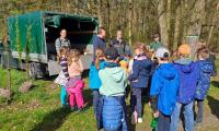 Schülerinnen und Schüler der Grundschule Kreba-Neudorf am Beginn der Baumpflanzaktion (Foto: Maik Metze)