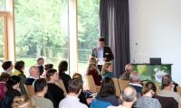 Der Vorsitzende der Naturforschenden Gesellschaft, Dr. Christian Düker, heißt die Teilnehmenden herzlich willkommen.