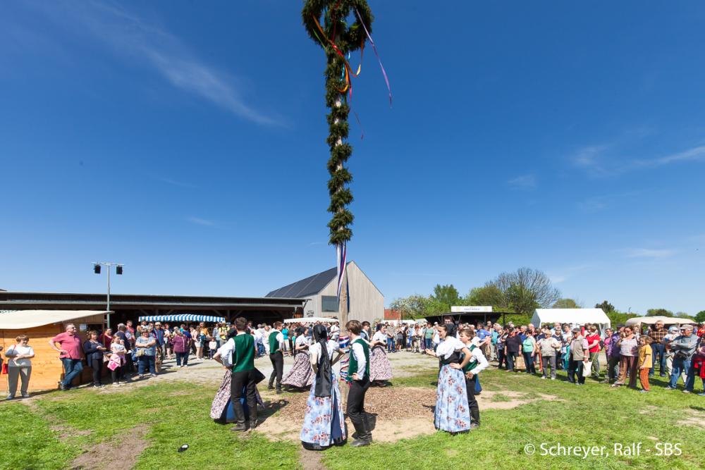 Foto Tanz um den Maibaum Deutsch-Sorbische Naturmärkte